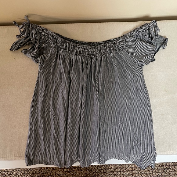 American Eagle Outfitters Tops - American Eagle off the shoulder top, size small